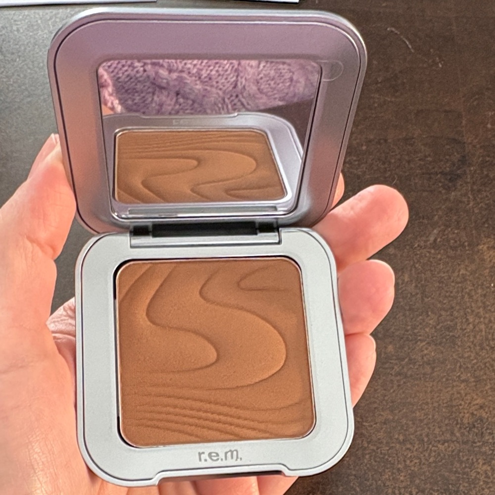 r.e.m. Beauty Bronzer in out of office